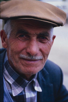Пожилой мужчина с седыми усами