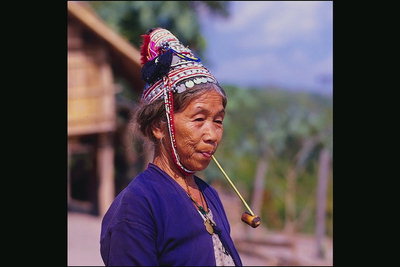 Пожилая женщина с трубкой