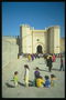 Дети на ступеньках у стен дворца
