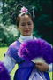Девушка с веерами и цветком розы в волосах. Сочетание фиолетового и белого в одежде девушки