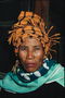 Женщина в темно-оранжевом тюрбане на голове
