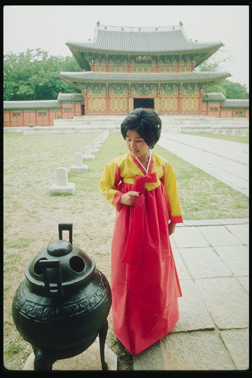 امرأة في الصفراء / الحمراء بالقرب من ثوب واسع فضفاض المعادن تشان