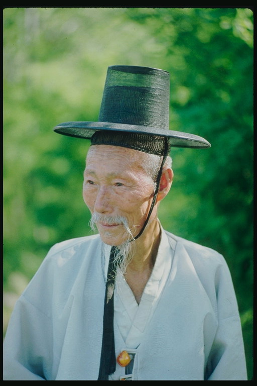 Un hombre en un sombrero negro con un material transparente