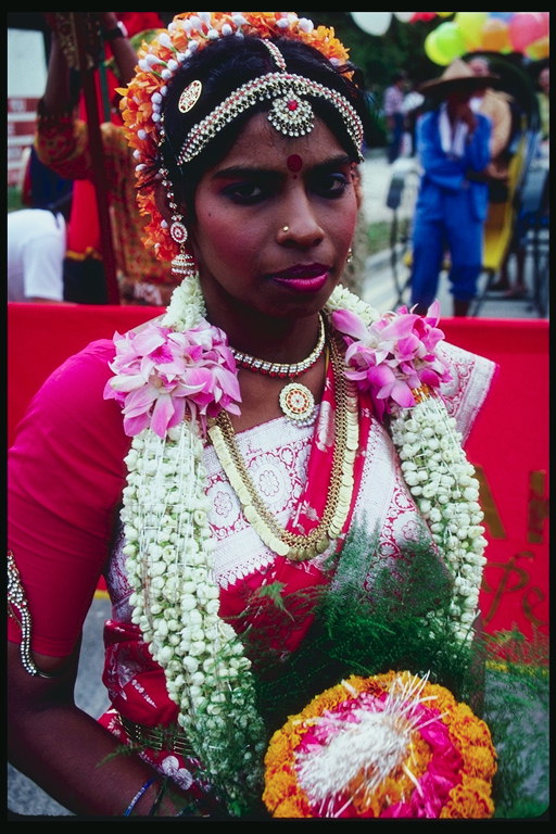 Kobieta w sukni ślubnych z wieniec kwiatów wokół jego szyi