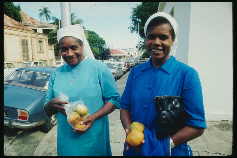Женщины с фруктами в руках