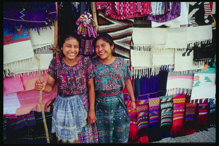 Девушки на фоне разноцветных полотенец и дорожек