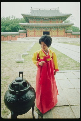 Vrouw in het geel / rode kimono de buurt van metalen Chan