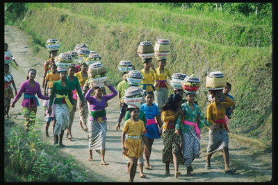 Děti s keramické džbány na hlavách