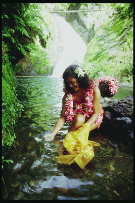 Девушка у горной реки. Украшения с цветов орхидеи