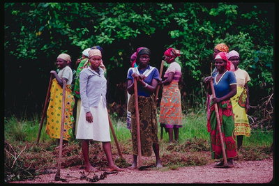 Женщины на плантации. Орудие труда