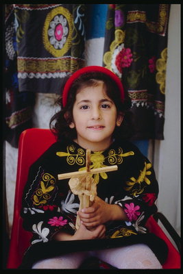 Девочка с деревянным крестом в руках