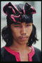 Ο νεαρός άνδρας με ένα μαύρο μαντήλι με ροζ σύνορα