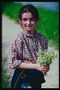 Девочка с букетом полевых цветов