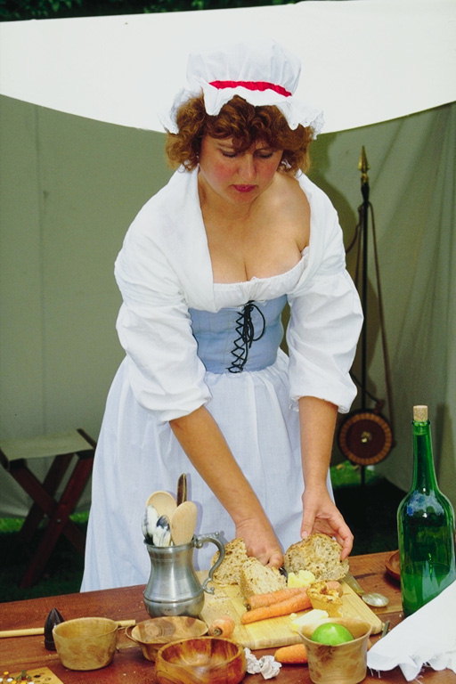 Koken. Vrouw in een pet en witte jurk