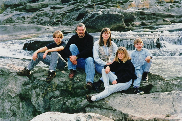 Семья на камнях водопада