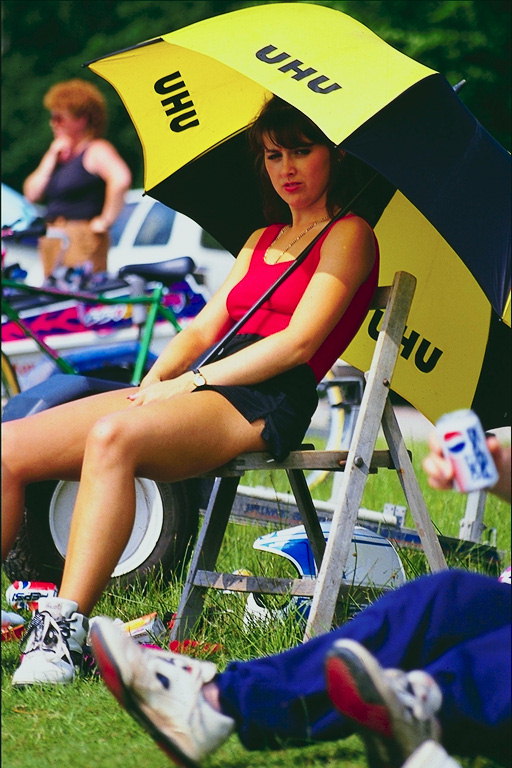 Женщина под большим желтым зонтом