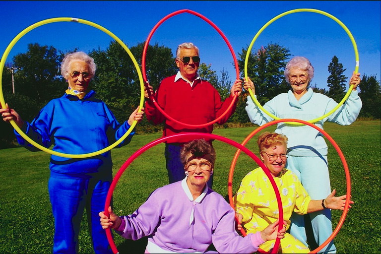 Олимпийский символ. Люди пожилого возраста  с разноцветными кругами