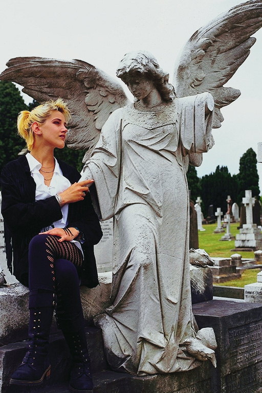 Девушка и каменный ангел