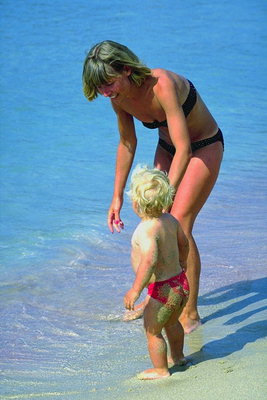 Женщина с ребенком на берегу моря