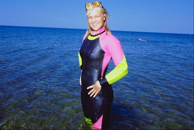 Девушка в костюме для подводного плавания