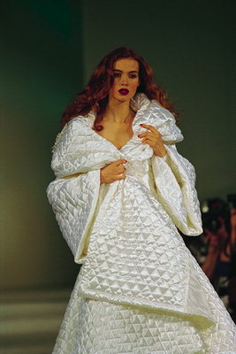 Девушка в накидке с белой ткани на синтепоне