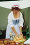לבשל. אשה בכובע לבן שמלה