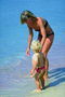 Женщина с ребенком на берегу моря