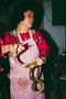 Женщина снимает кожу с змеи