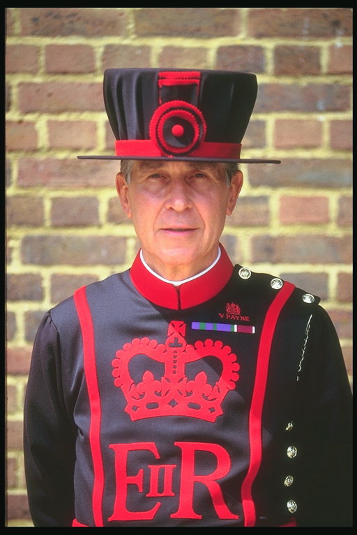 Мужчина в форме с изображением короны