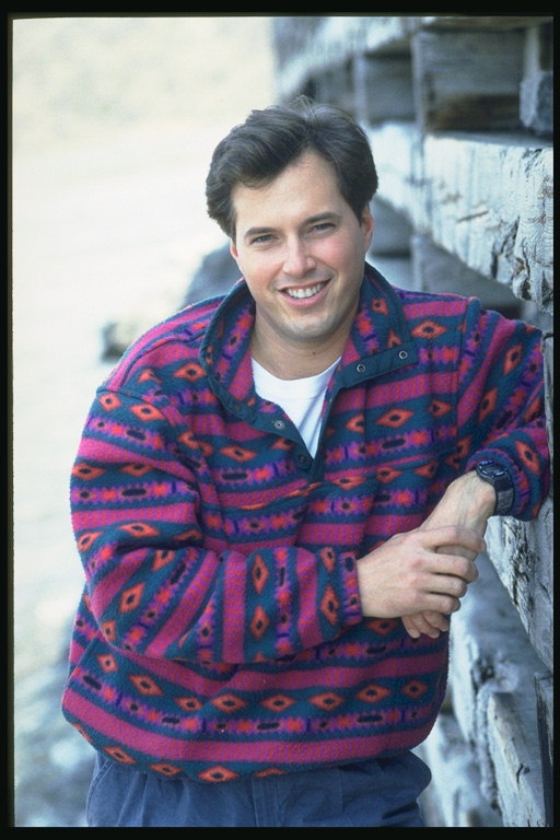 Мужчина в теплом свитере темно-синего и розового тонов