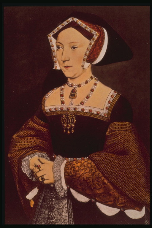 Женщина в темно-коричневой накидке с украшениями с камней