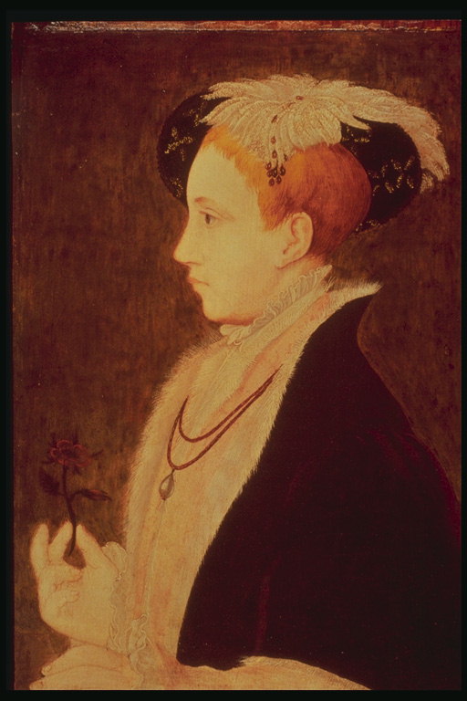 Женщина с короткой прической. Волосы ярко-рыжего цвета. Медальон на бусах