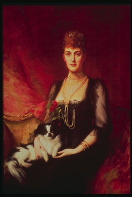 Женщина в черном легком платье с псом на руках