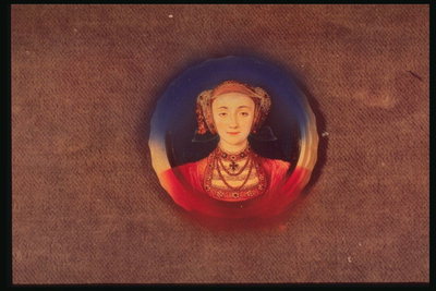 Портрет девушки на тарелке. Преболадание красных и синих тонов