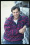 Мужчина в теплом свитере темно-синего и розового тонов