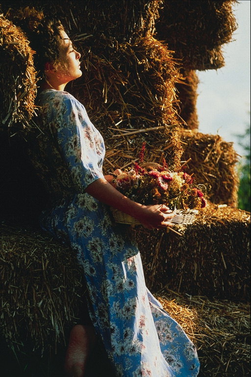 Девушка с корзиной цветов. Стог сена