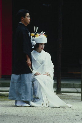 Китаянка в белом кимоно и шляпа с цветами