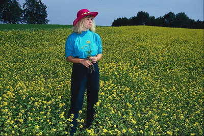 Женщина в поле среди желтых цветов