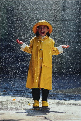 Девочка в желтом дождевике под дождем