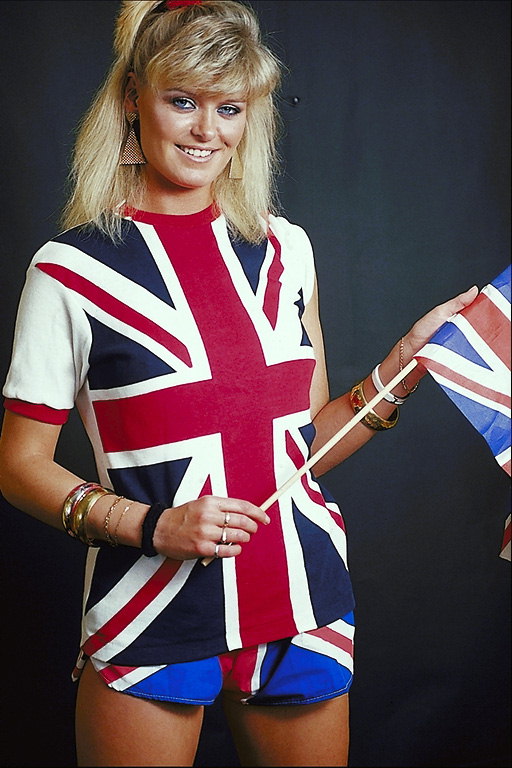 Девушка в костюме с изображением флага Великобритании