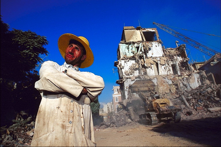 Мужчина на фоне руин дома
