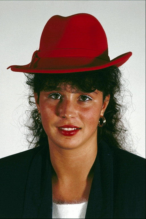Девушка в красной мужской шляпе