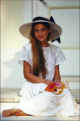 Девочка в белой шляпе с черной лентой. Букет цветов