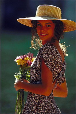 Девушка в платье в коричневые и булые горошки, букет цветов