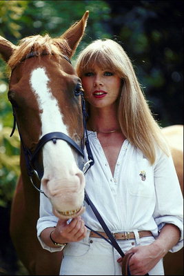 Девушка в белом и лошадь с пятном белого цвета на лбу