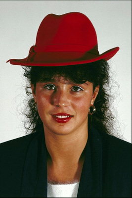 Девушка в красной мужской шляпе