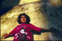 Девочка в красной футболке с рисунком Микки Мауса