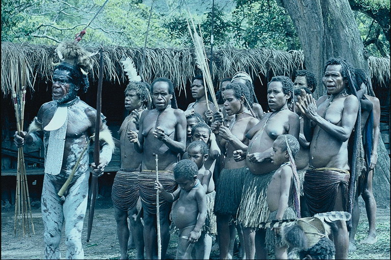 Племье с копьями и луками