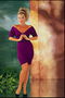 Девушка в фиолетовом платье с длинными рукавами и глубоким декольте