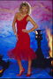 Девушка в темно-красном платье с рюшей с вуали